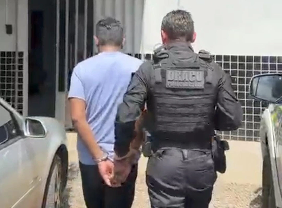 Delegado Charles Pessoa conduz preso à delegacia