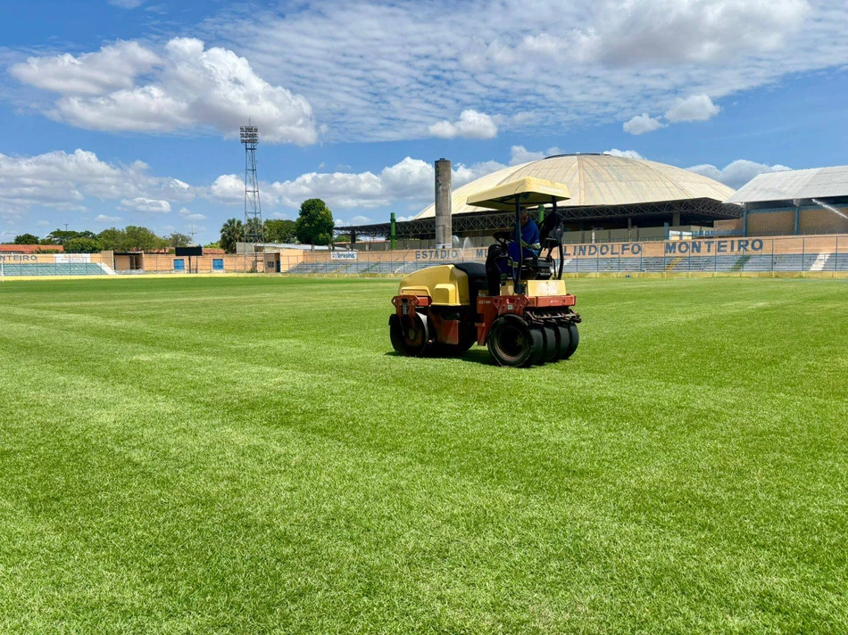 Novo gramado do Estádio Lindolfo Monteiro