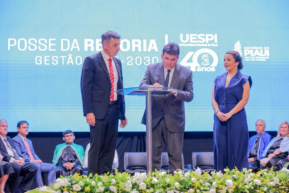 Nova gestão da Uespi toma posse em solenidade com presença do governador