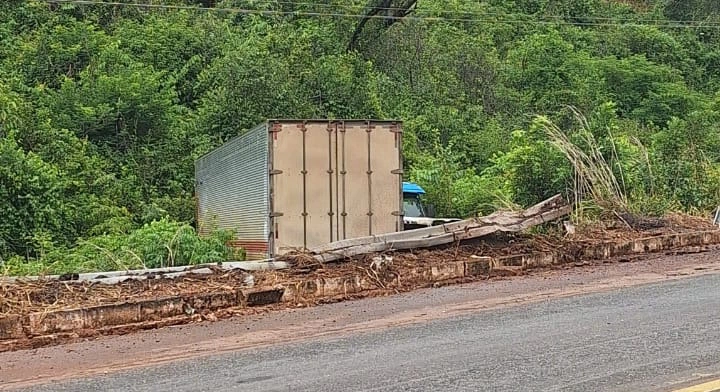 Caminhão sai da pista na BR-135 em São Gonçalo do Gurguéia
