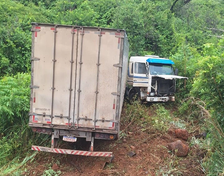 Caminhão sai da pista na BR-135 em São Gonçalo do Gurguéia