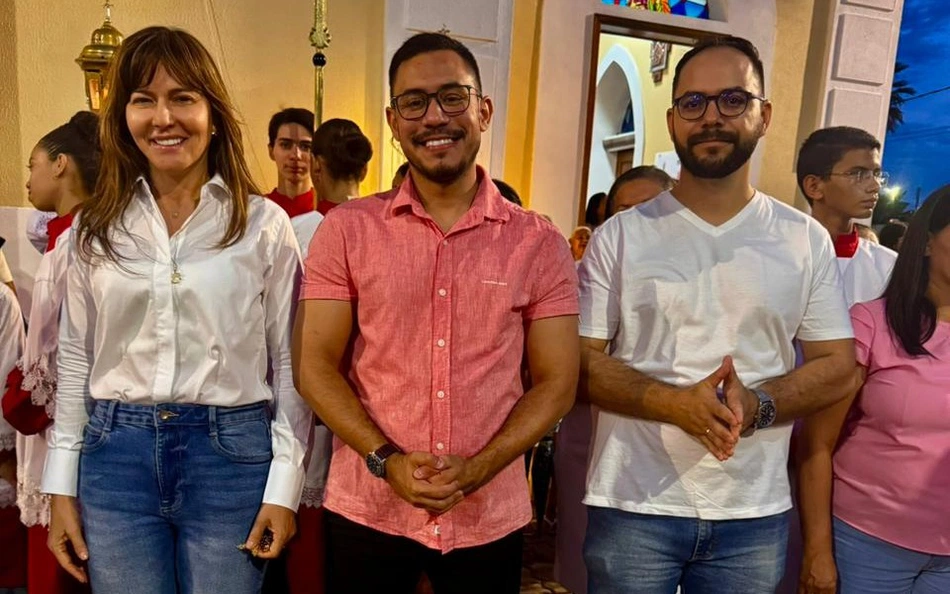 Prefeita Ivanária Sampaio participa da procissão