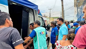 Pessoas em situação de rua recebem carro de banho no Centro de Teresina
