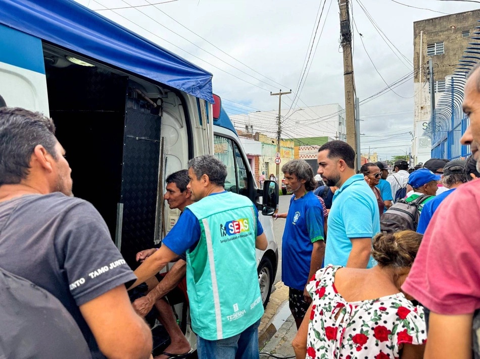 Pessoas em situação de rua recebem carro de banho no Centro de Teresina