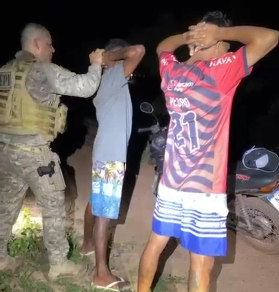 Suspeitos por envolvimento com o tráfico de drogas são presos durante operação]