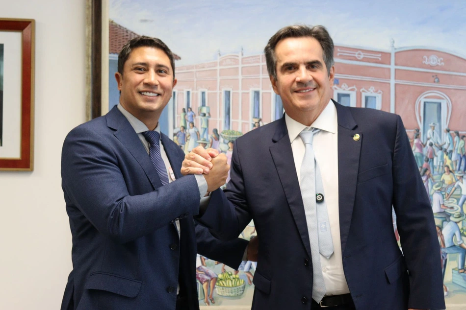 Ciro recebe prefeitos e lideranças