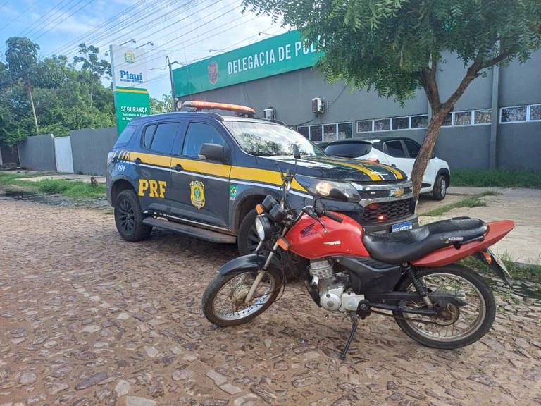 Motocicleta adulterada e apreendida