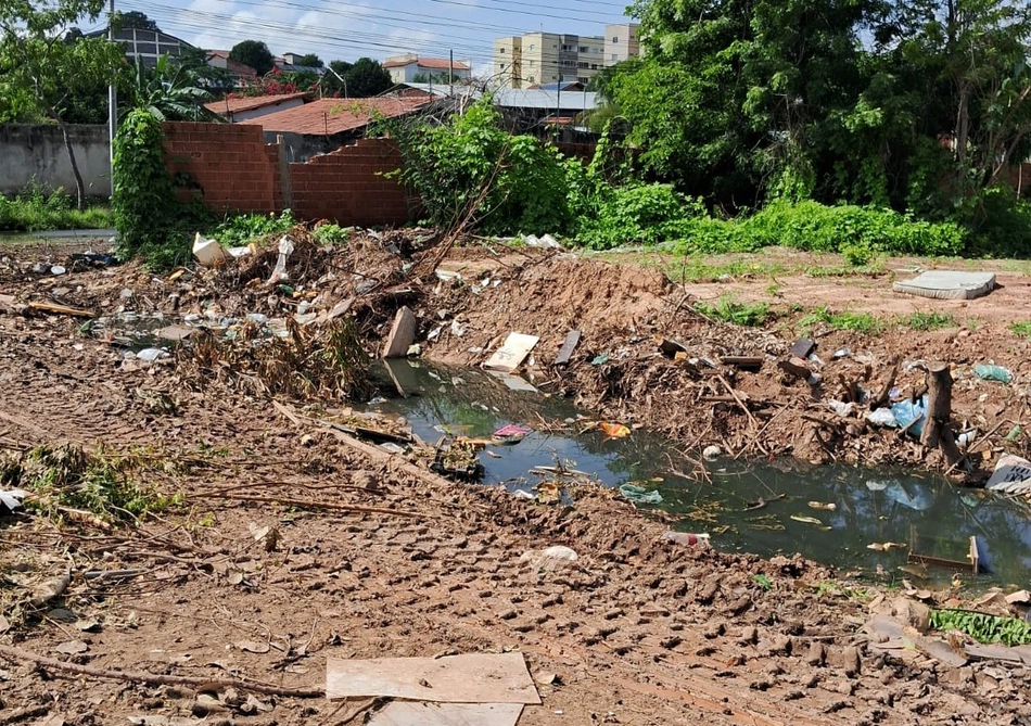 Morador denuncia acúmulo de lixo e água parada em terreno no bairro Real Copagri