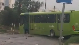 Ônibus da Emvip atola em buraco