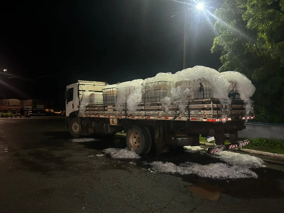 Caminhão com carga irregular