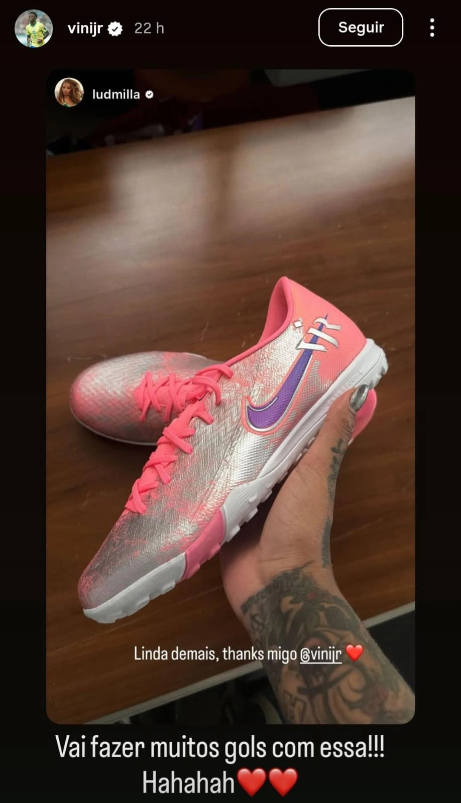 Vini Jr. presenteia Ludmilla com chuteira personalizada