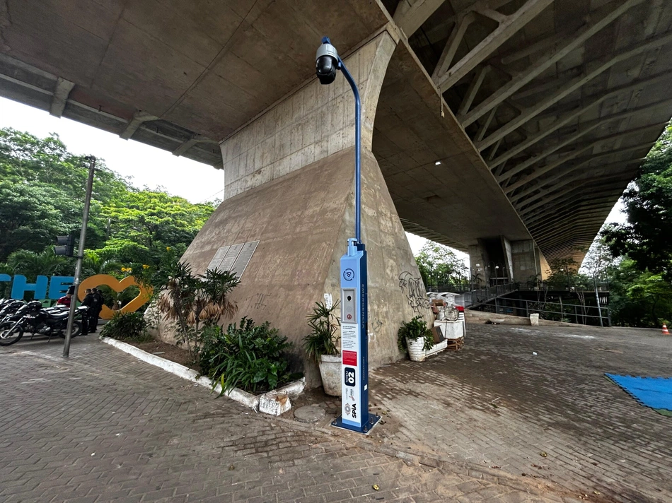 Totem instalado na Ponte Estaiada