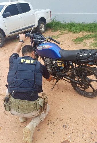 Motocicleta com sinais de alteração