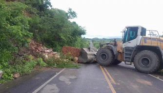 Rodovia danificada por fortes chuvas