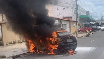 Carro pegando fogo em avenida