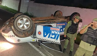 Viatura da Polícia Militar capota após colisão