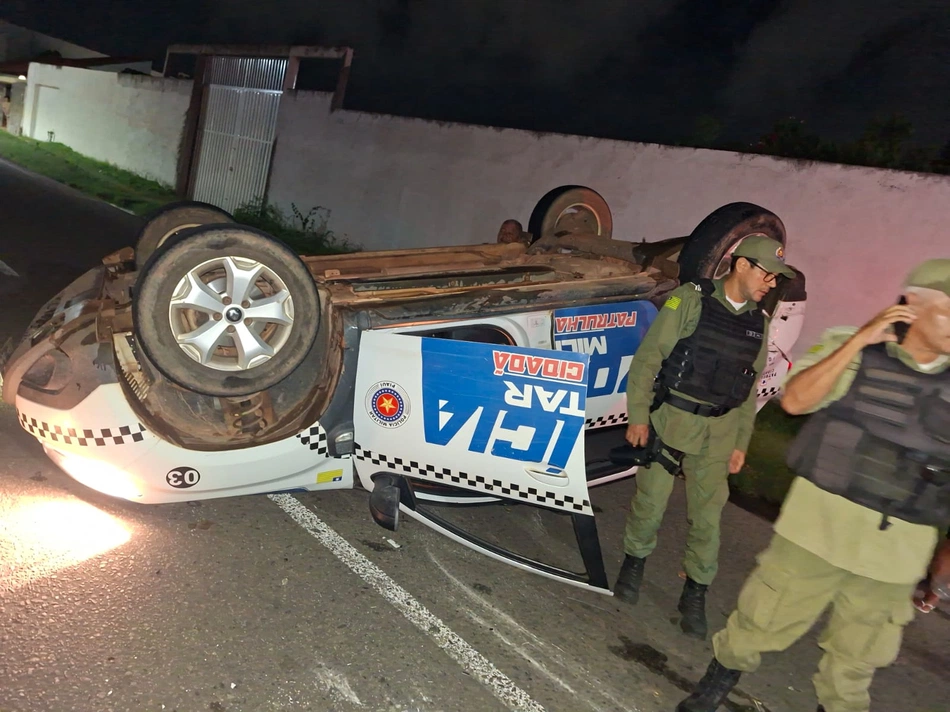 Viatura da Polícia Militar capota após colisão