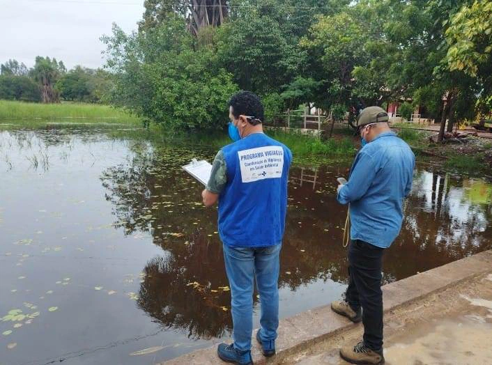 Coleta amostras da água do Riacho Esfolado, em Bertolínia