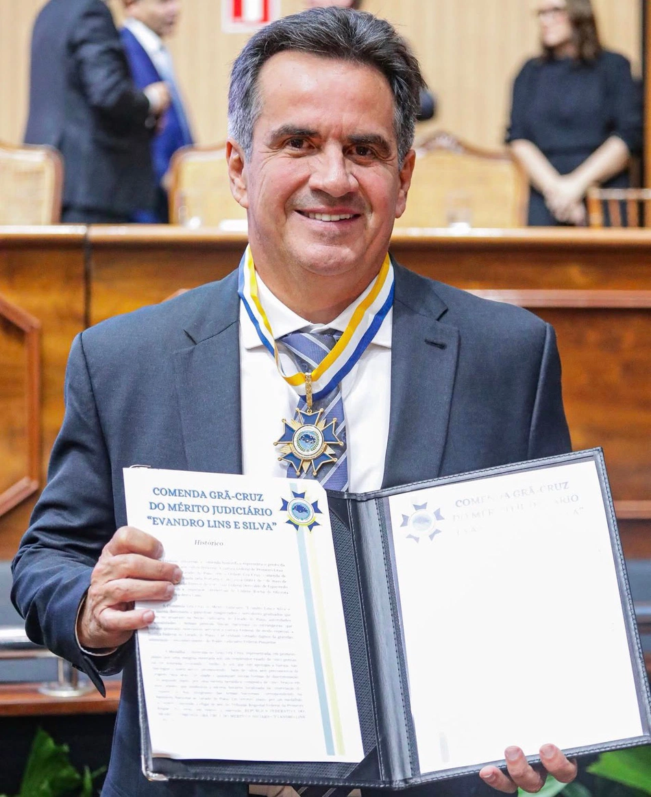 Ciro Nogueira recebe medalha do Mérito da Justiça Federal do Piauí