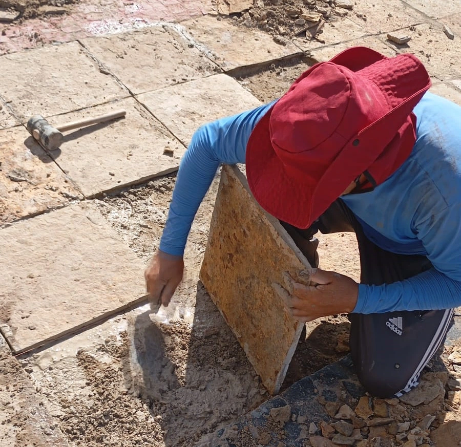 Trabalhador executa serviços de revitalização