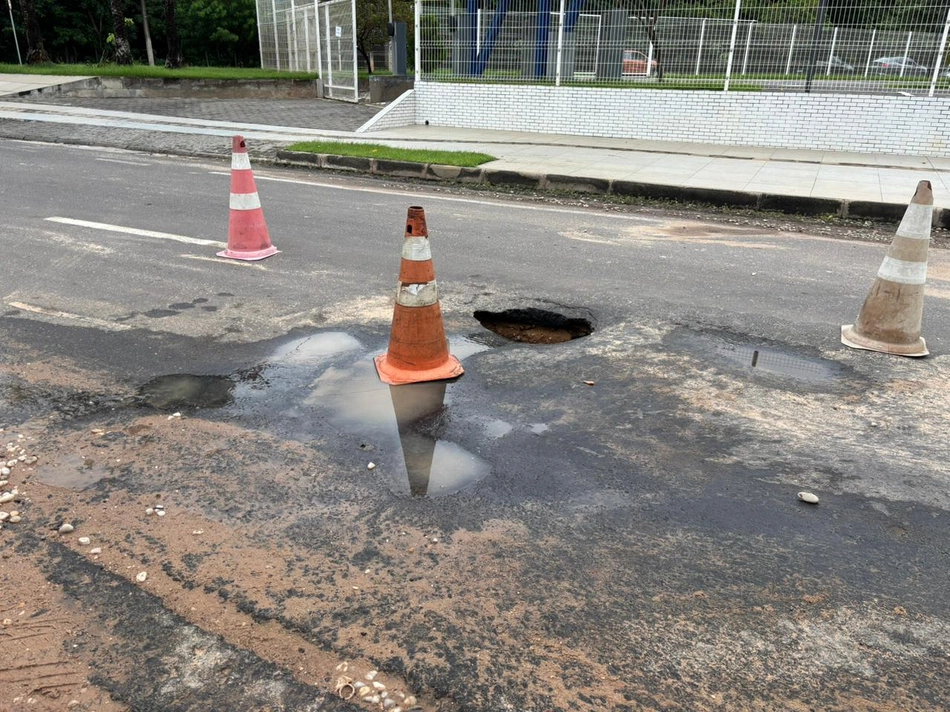 Buraco na Rua Miguel Arcoverde, ao lado do Sesc Cajuína, em Teresina