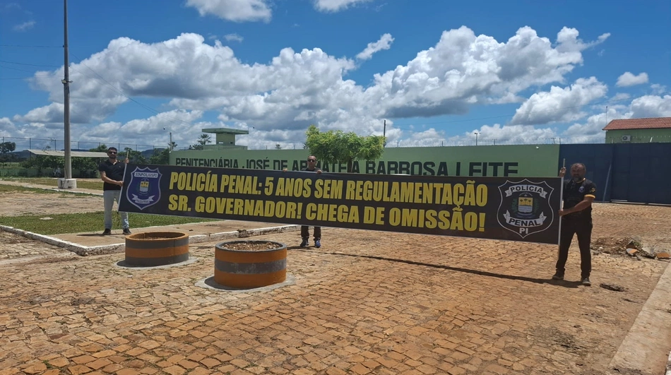 Protesto em frente a penitenciária Professor José de Ribamar Leite