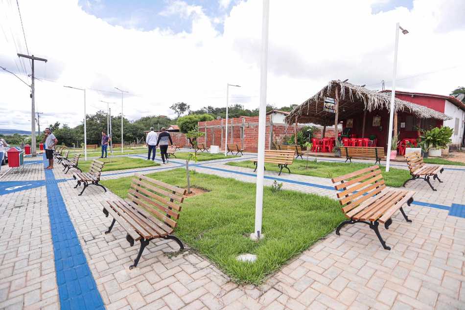 Ciro Nogueira entrega obras e anuncia novos investimentos em Francisco Ayres
