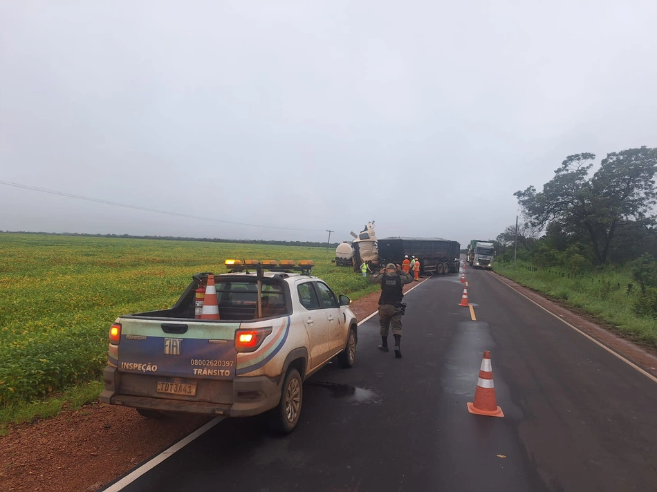 Colisão entre caminhões deixa motorista morto na PI-247