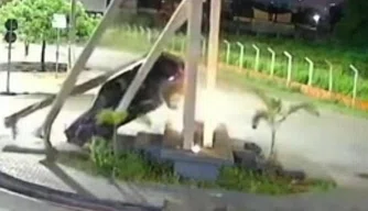 Carro colide contra monumento em Floriano