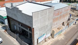 Construção do teatro em Esperantina