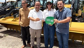 Prefeita Ivanária Sampaio representa Marcos Aurélio em entrega de máquinas