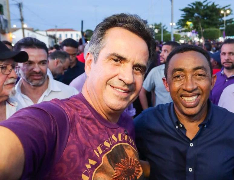 Ciro e Joel participam da Procissão do Bom Jesus dos Passos em Oeiras e são abraçados pela população