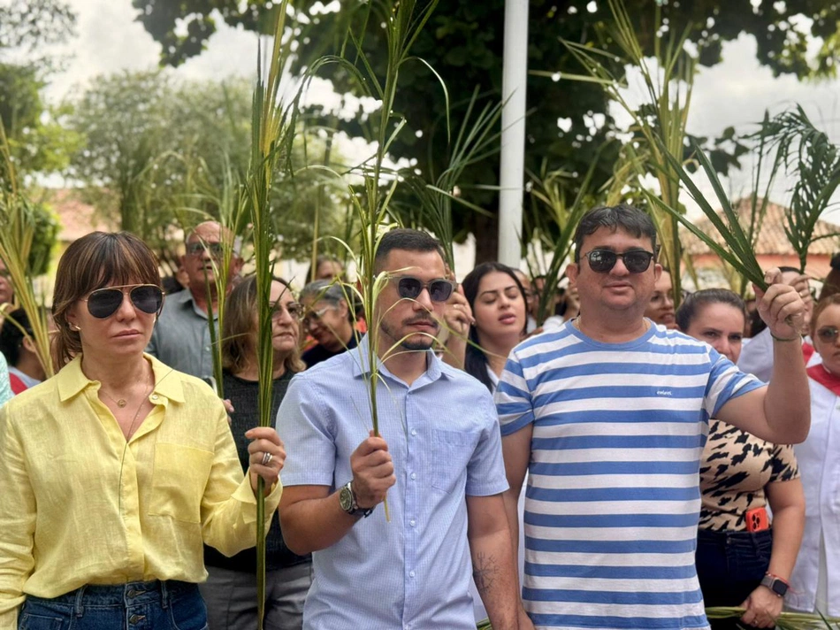 Ivanária Sampaio acompanhada de servidores