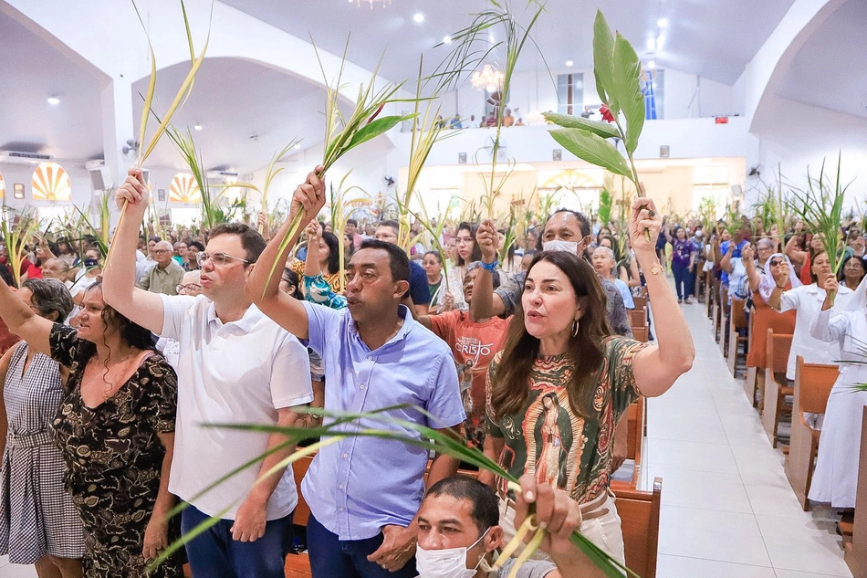 Joel Rodrigues e Margarete Coelho participam do Domingo de Ramos no bairro Dirceu