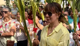 Prefeita Ivanária Sampaio durante a Missa de Ramos em Esperantina