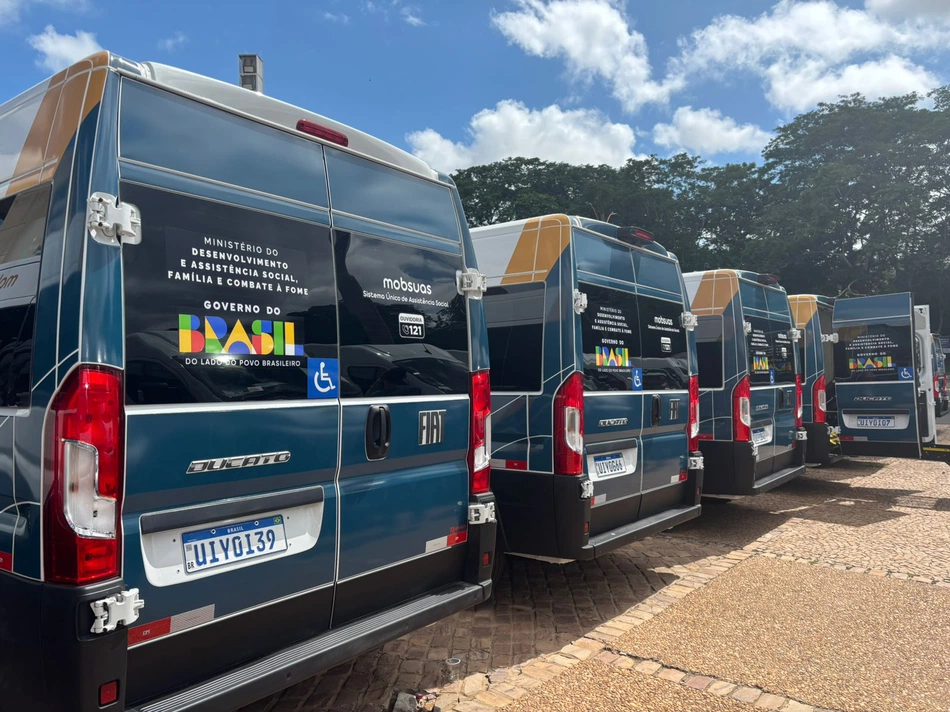 Entrega de 53 vans adaptadas para ampliação do atendimento social