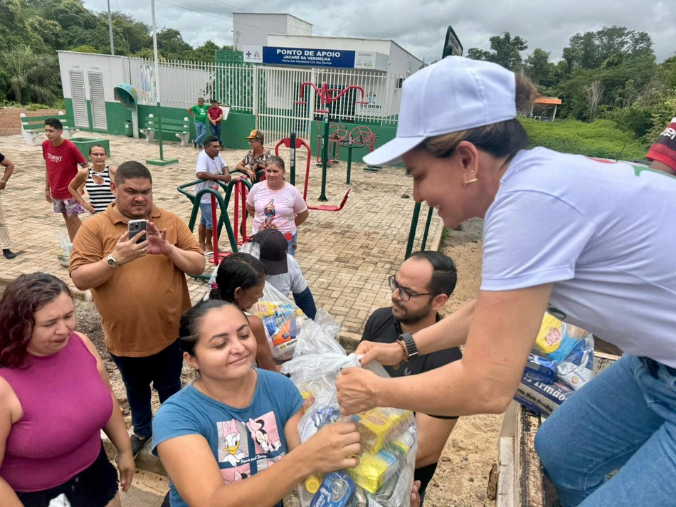 Entrega de cestas de alimentos em Esperantina