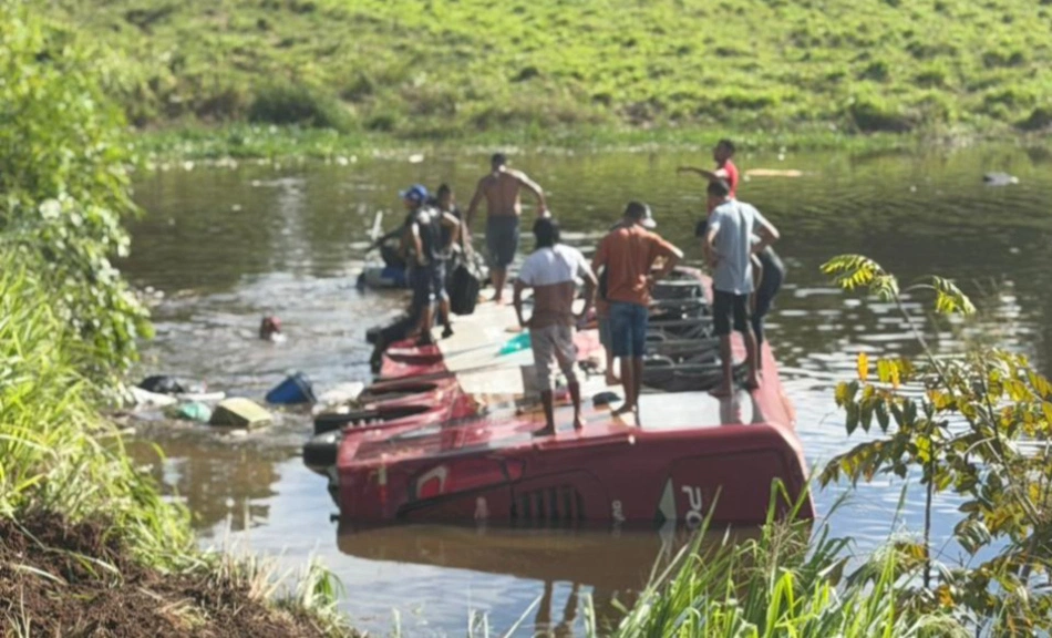 Ônibus que saiu de Teresina cai em açude após acidente