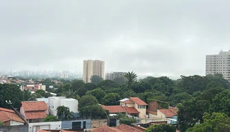 Teresina fica coberta de neblina e prejudica visibilidade no trânsito
