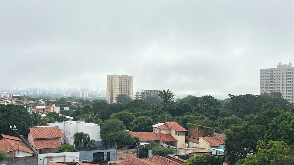 Teresina fica coberta de neblina e prejudica visibilidade no trânsito