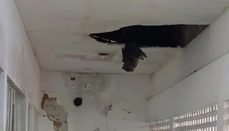 Parte de teto desaba
