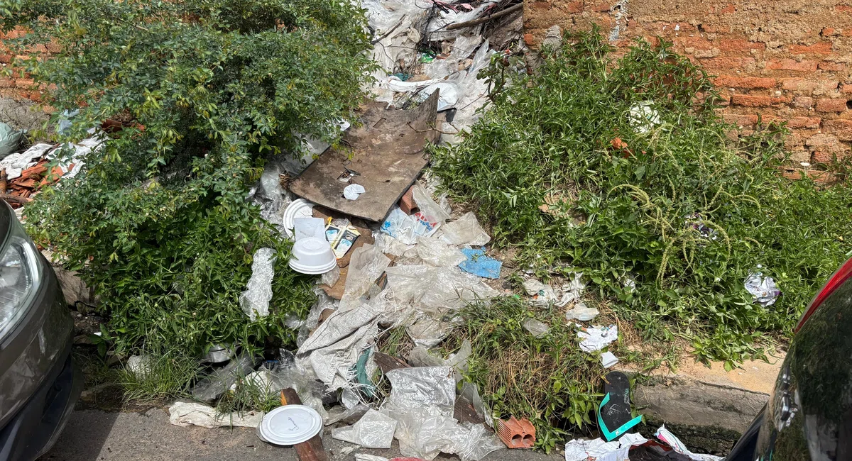 Casa abandonada acumulando lixo na Rua Simon Bolivar, zona Sudeste de Teresina
