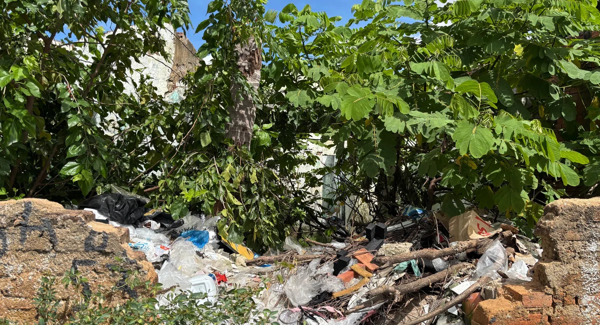 Casa abandonada acumulando lixo na Rua Simon Bolivar, zona Sudeste de Teresina