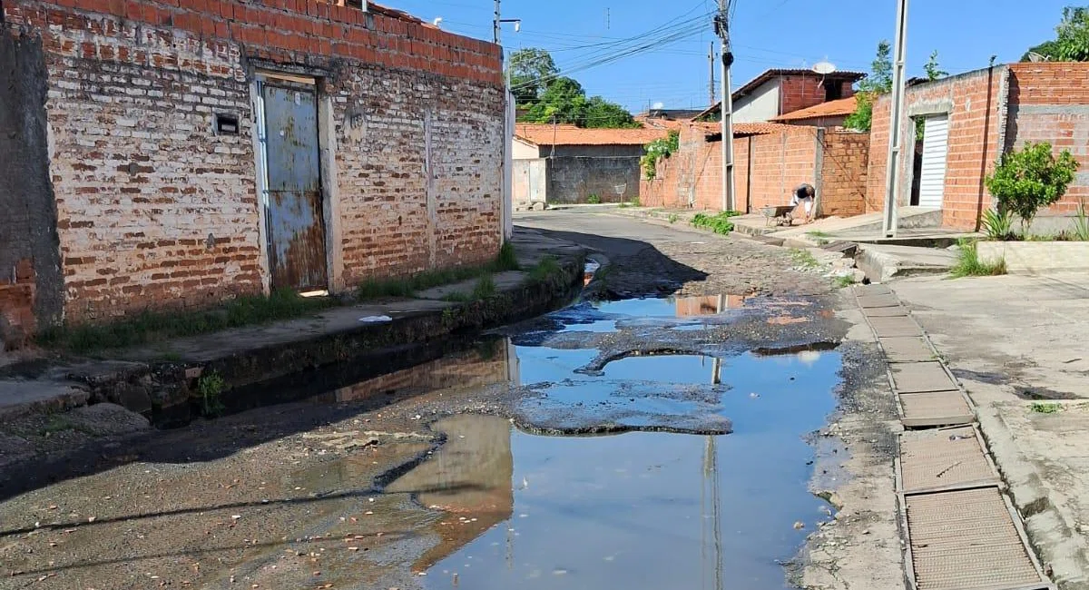 Moradores reclamam de asfalto destruído em rua na zona Norte de Teresina