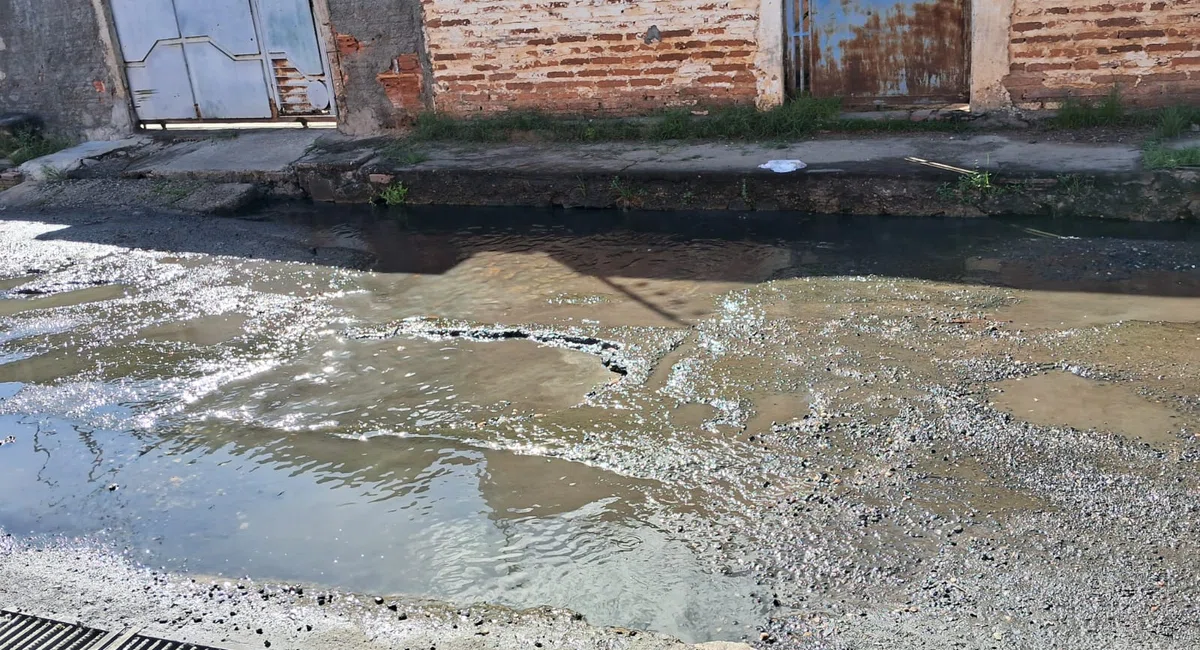 Moradores reclamam de asfalto destruído em rua na zona Norte de Teresina