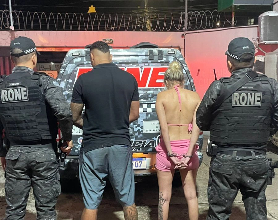 Casal é preso pela RONE com arma de fogo e mandado de prisão em aberto no Dirceu