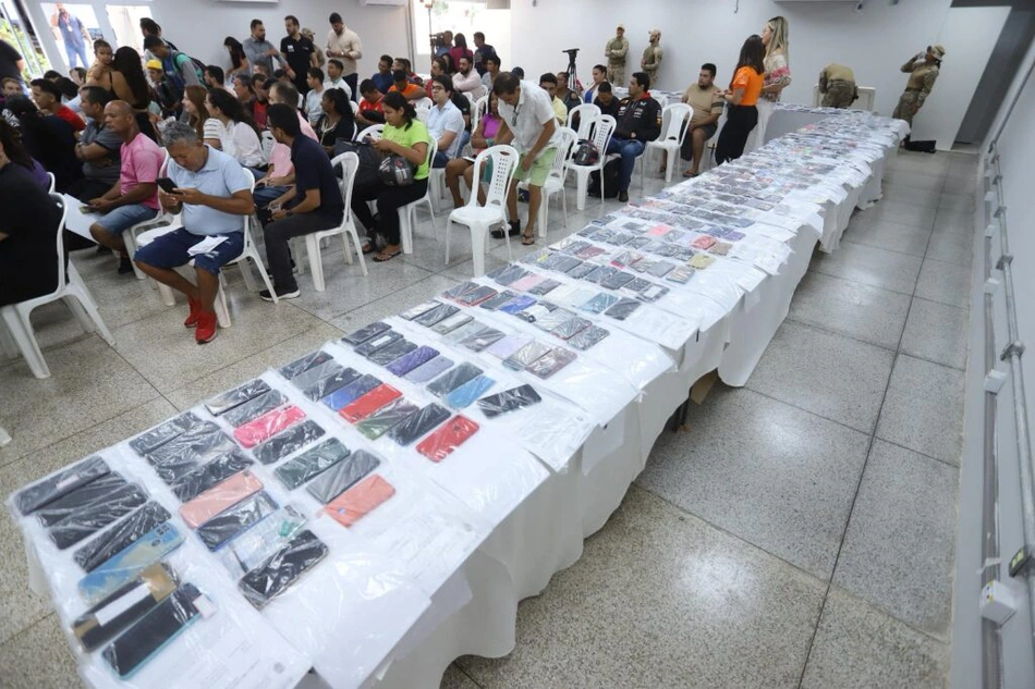 Rafael Fonteles entrega 153 celulares recuperados