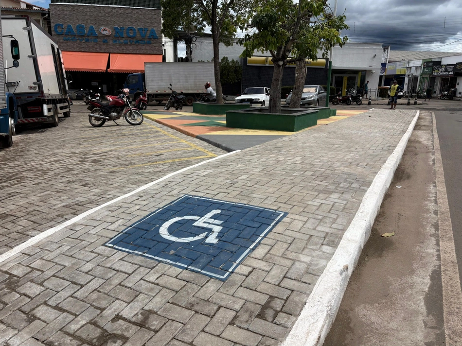 Prefeita Ivanária Sampaio revitaliza praça e melhora mobilidade no Centro de Esperantina