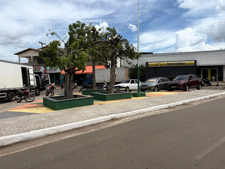 Prefeita Ivanária Sampaio revitaliza praça e melhora mobilidade no Centro de Esperantina