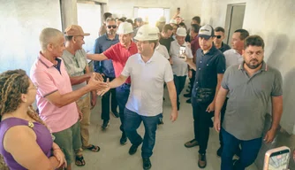 Governador acompanha obras do mercado público e de praça em Rio Grande do Piauí